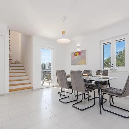 Βίλα Kristina Zadarvillas *