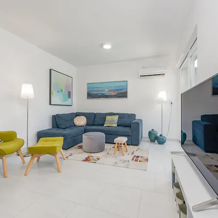 Kristina Zadarvillas *